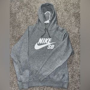 NIKE MEN’S HOODIE - S: LARGE C: GRAY/WHITE